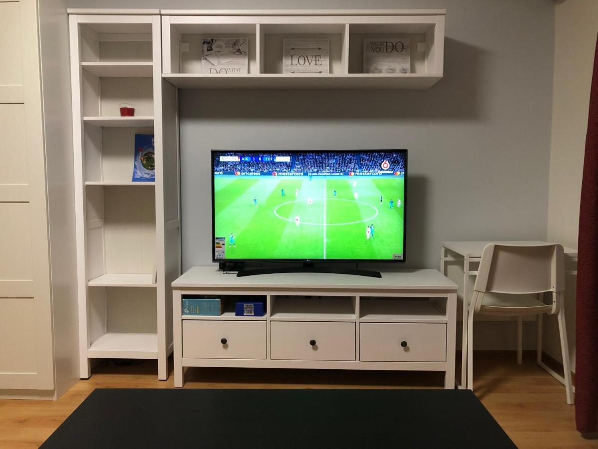 Your Home - Central Studio Apartment, Balcony, Parking & Self Check-In VNO Exteriör bild